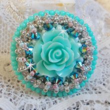 Anillo Blue Flowers Haute-Couture bordado con una rosa de resina y cristales Swarovski 